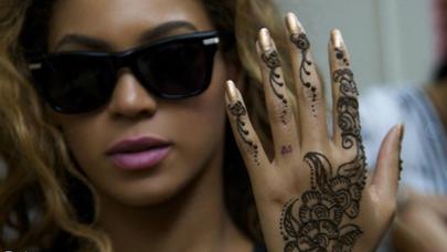 Yayın qaynar trendi: əlləri, ayaqları xınalı qızlar – FOTOLAR